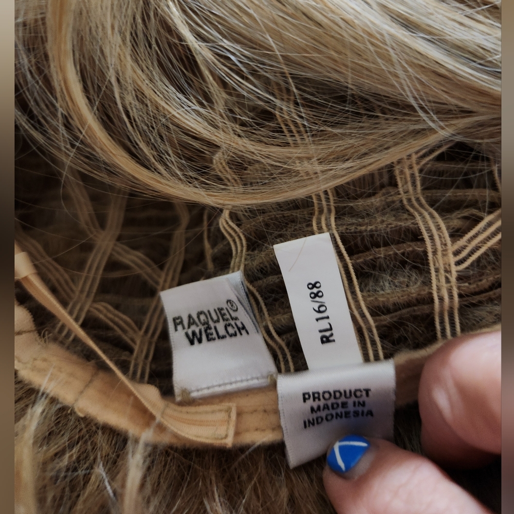 Soft Layered Light Blonde Synthetic Wig with Side-Swept Bangs - Picture 5 of 6